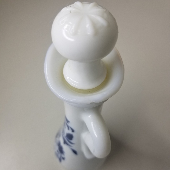 Vintage Avon Moodwind Foaming Bath Oil Milk Glass Decanter Blue‎ Flowers [Empty] - Picture 8 of 12